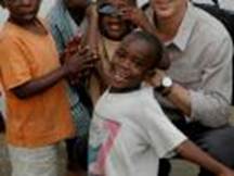 Teresa García Paquet [Com 96] compartió el viaje a la República Democrática del Congo con Kubrat de Bulgaria [Med 90], cirujano, que bromea con unos niños en la foto.