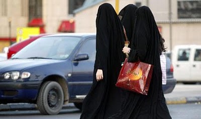 http://2.bp.blogspot.com/-uQk-v0L8BAE/ToIN9UtQtTI/AAAAAAAAAUU/56Qo954jIWc/s400/las-mujeres-de-arabia-saudita-no-pueden-manejar-eso-caminando-calle-cambio-ult.jpg
