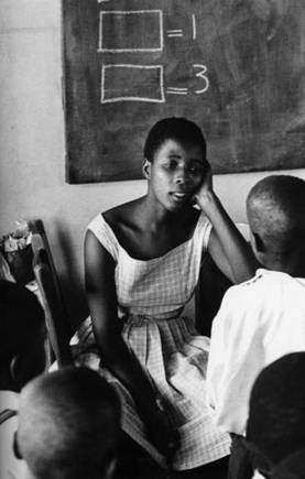 —Educación inferior. Algunas disposiciones de la época del apartheid establecían que la educación de los escolares blancos debía ser superior a la de los negros. Estos no podían superarles ni en conocimientos ni en aspiraciones profesionales.