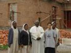 – Empezar de nuevo. Las religiosas de San José, con el obispo de Goma, junto al nuevo centro que se está construyendo. El anterior quedó destruido en un enfrentamiento bélico.
