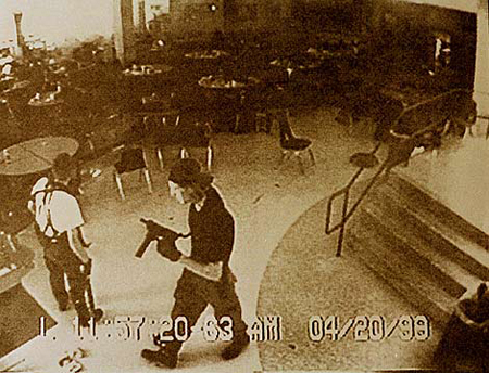 Imagen de archivo de Klebold y Harris durante la masacre. | Reuters